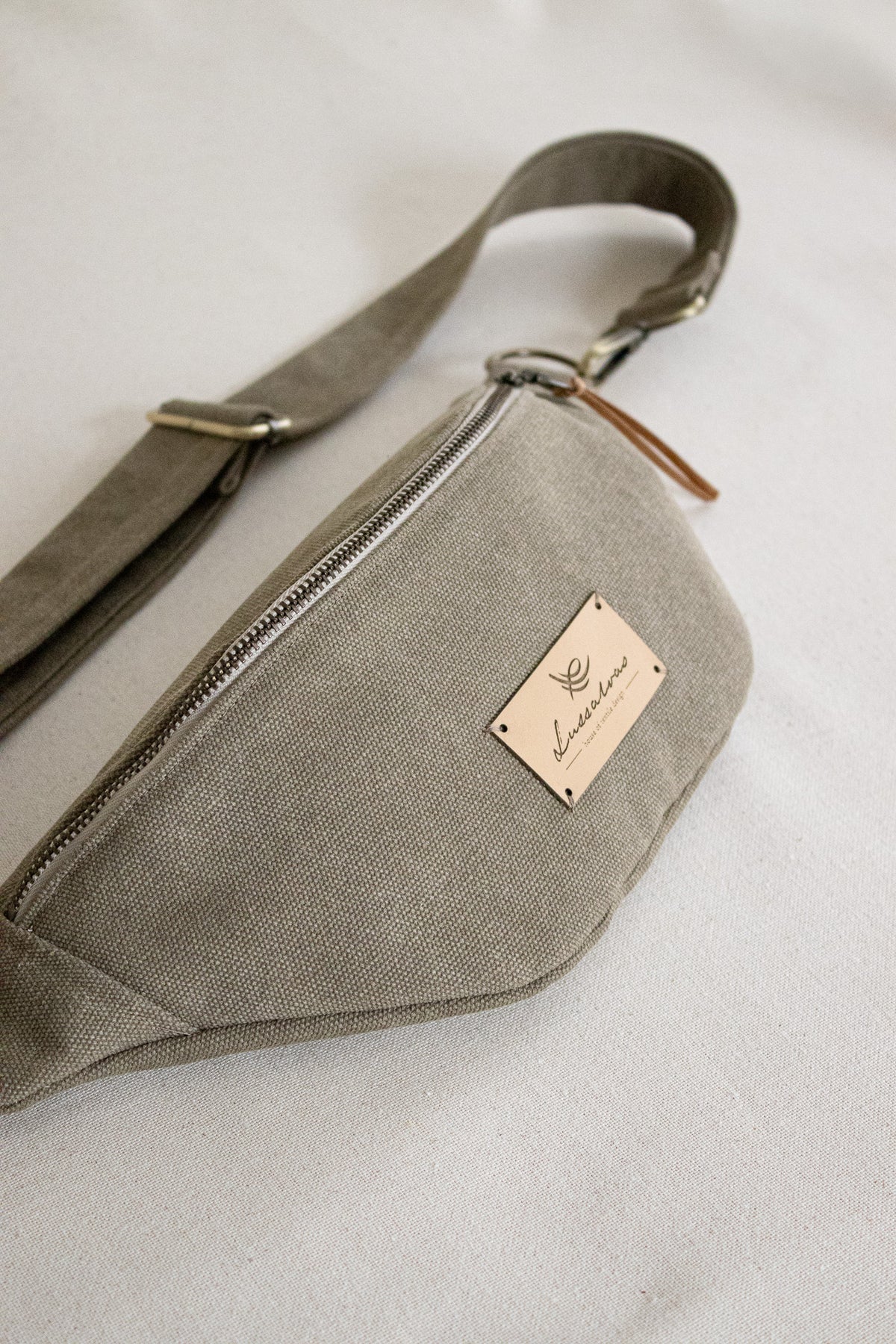 SARAH PIETRA | CROSSBODY STONE-WASHED BAUMWOLLE OLIVE