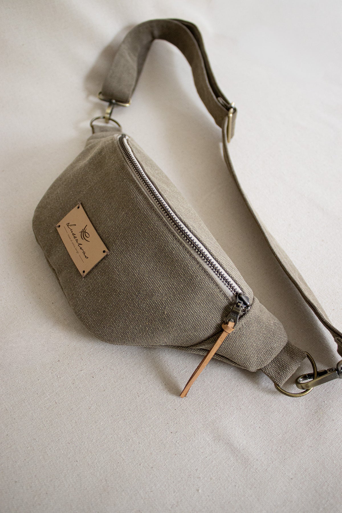 SARAH PIETRA | CROSSBODY STONE-WASHED BAUMWOLLE OLIVE